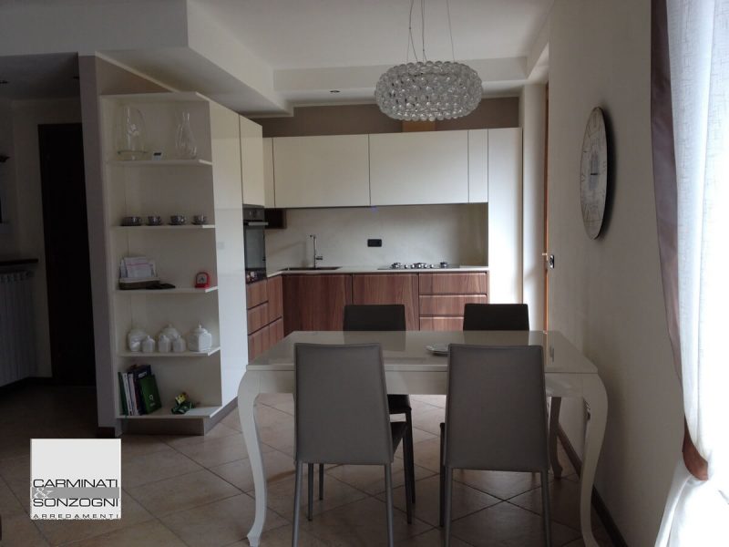 Realizzazione di cucina Mesons M26 in noce e laccata bianca a Bergamo