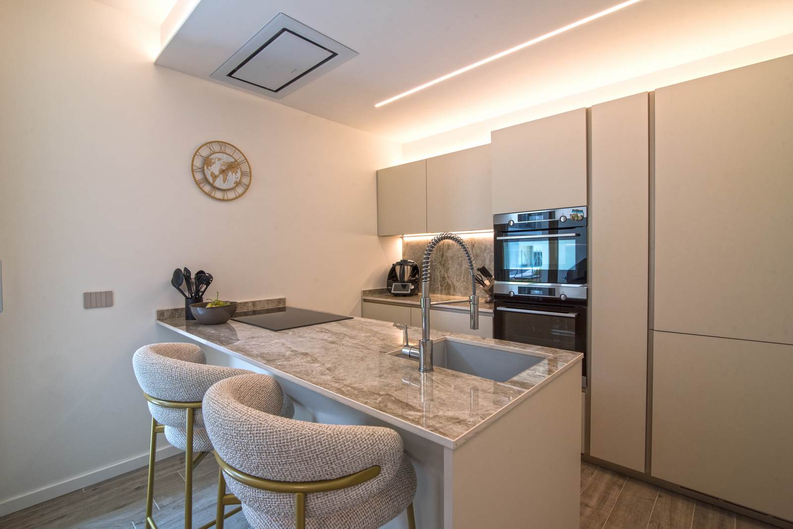 realizzazione di cucina con isola con snack, piani in ceramica in provincia di Bergamo