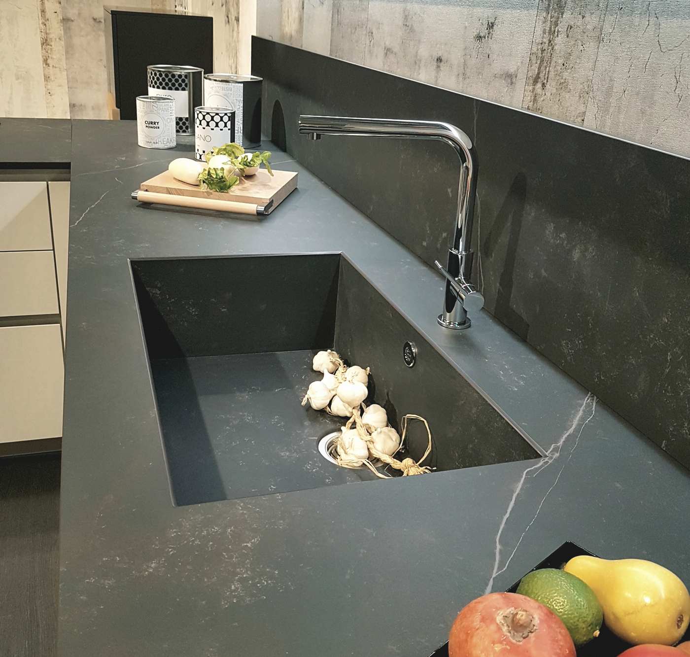 vasca lavello integrata nel piano Dekton nella cucina Way Snaidero - Bergamo